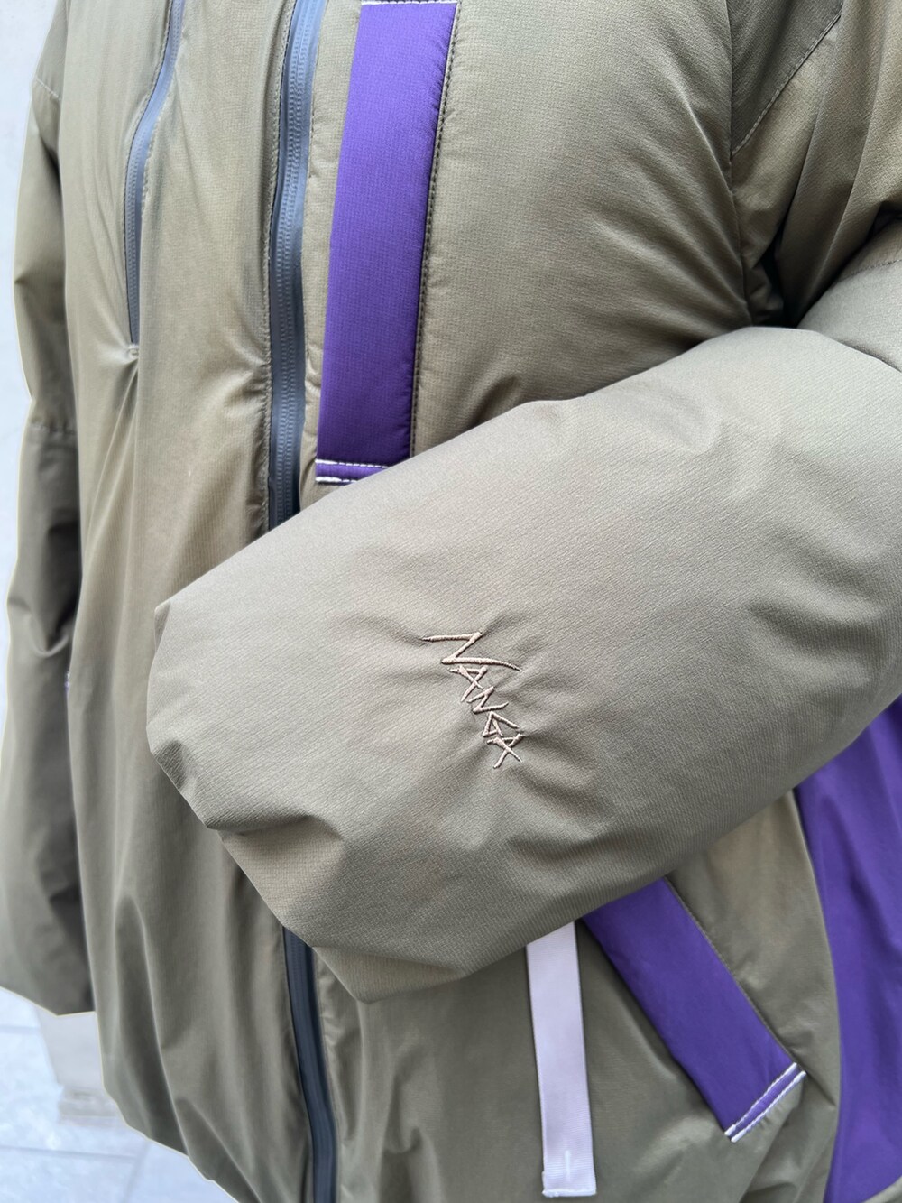 その他のダウンジャケット/コート、ブラック系のワンピース、ブラック系のブーツを着用したレディースの秋コーディネートの8枚目の写真