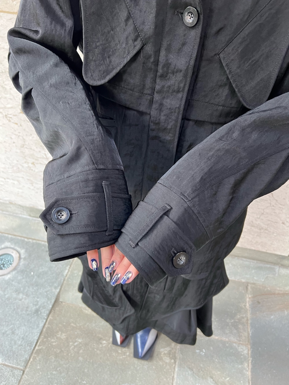 ブラック系のミリタリージャケット、ブラック系のスカート、その他のブーツを着用したレディースの夏コーディネートの5枚目の写真