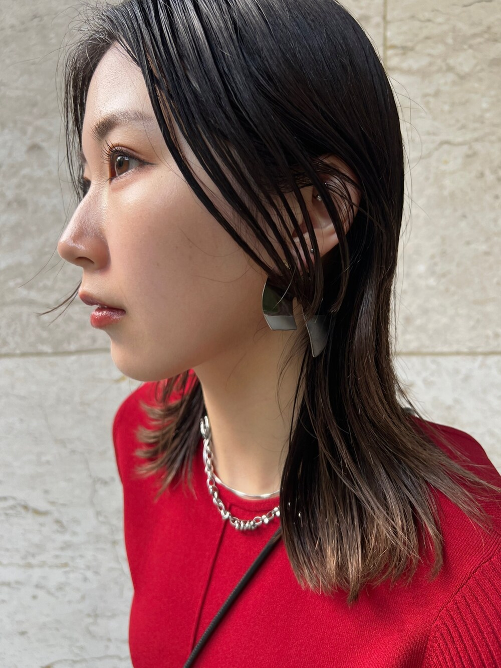 ブラック系のその他パンツ、レッド系のニット/セーター、ブラック系のパンプスを着用したレディースの夏コーディネートの7枚目の写真