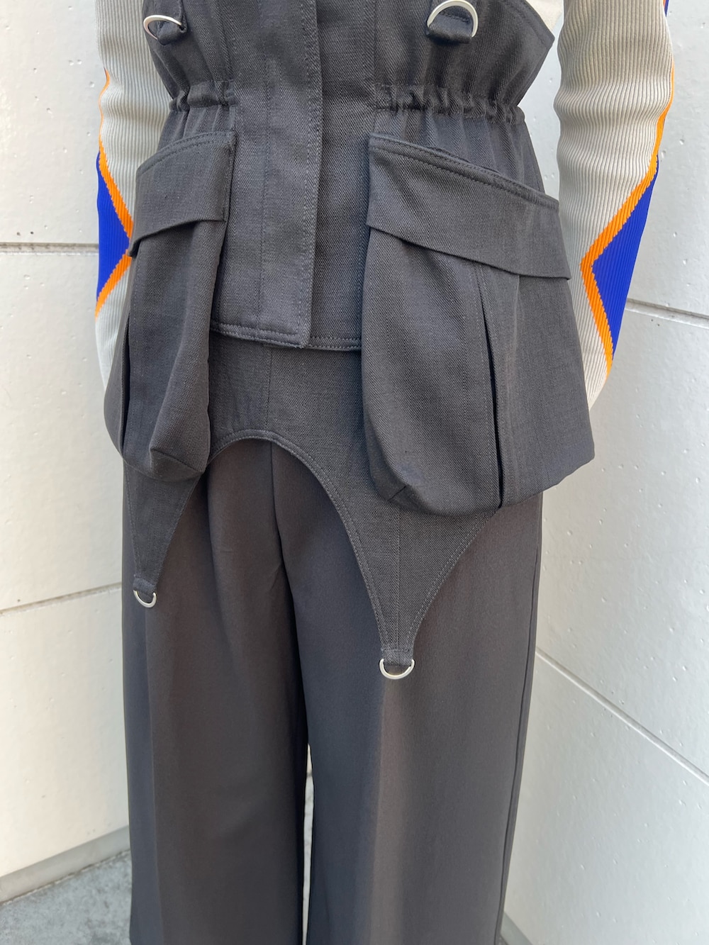 ベージュ系のニット/セーター、ブラック系のその他パンツ、シルバー系のブーツを着用したレディースの冬コーディネートの8枚目の写真