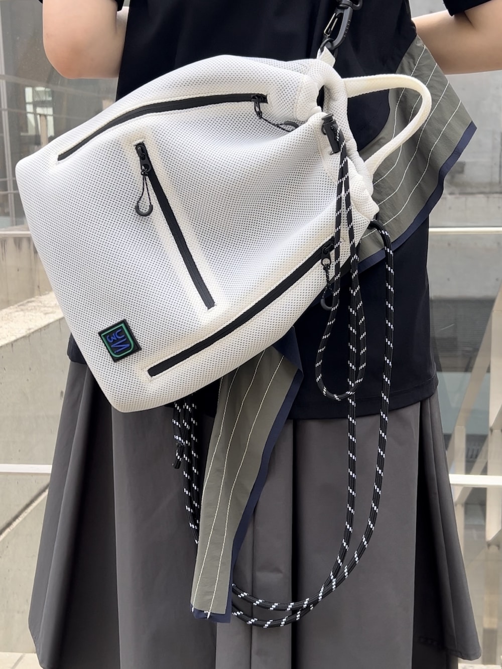 その他のTシャツ/カットソー、ブラック系のブーツ、ホワイト系のバックパック/リュックを着用したレディースの夏コーディネートの8枚目の写真