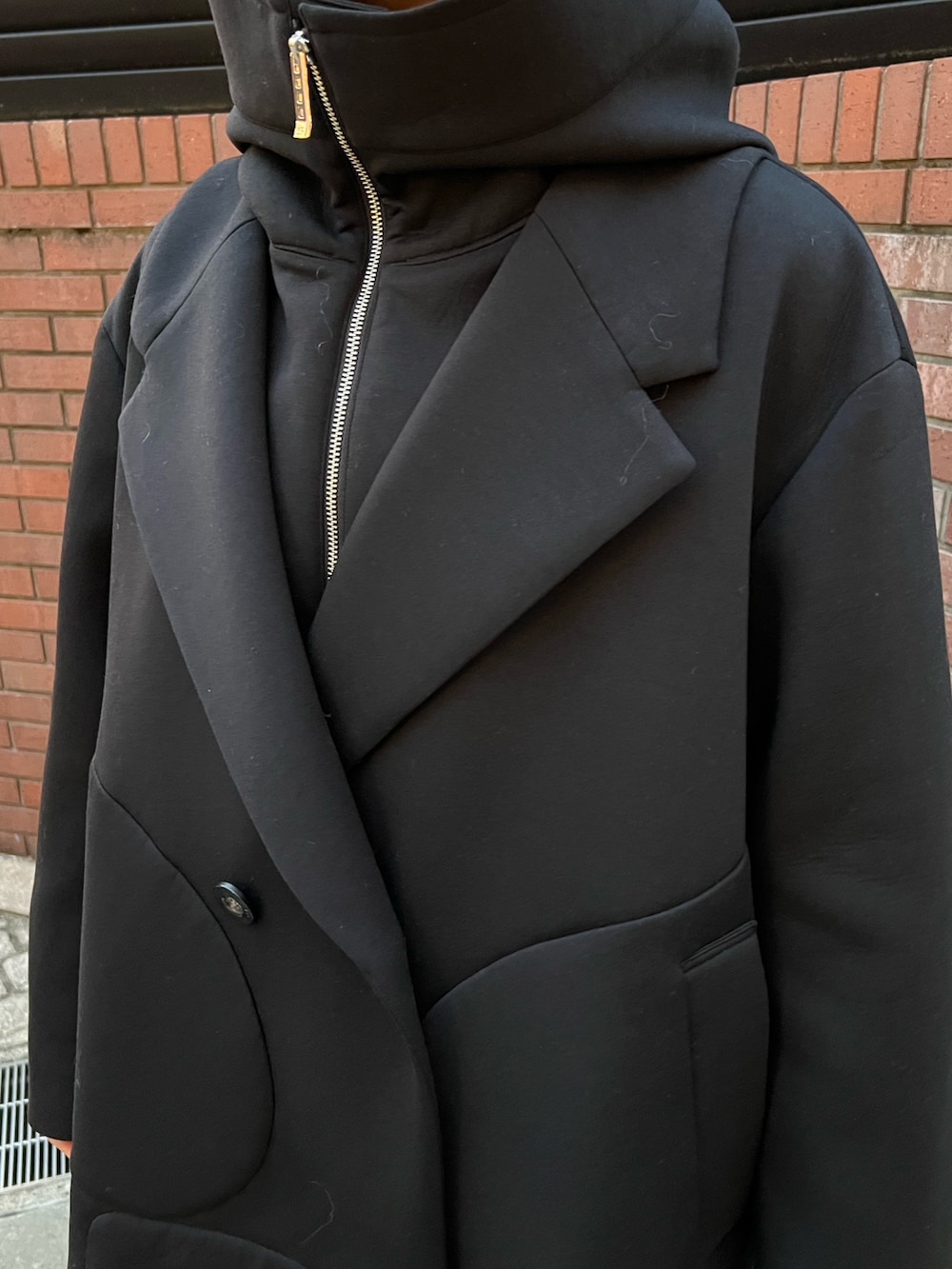 ブラック系のその他アウター、ブラック系のスカート、ブラック系のブーツを着用したレディースの秋コーディネートの4枚目の写真