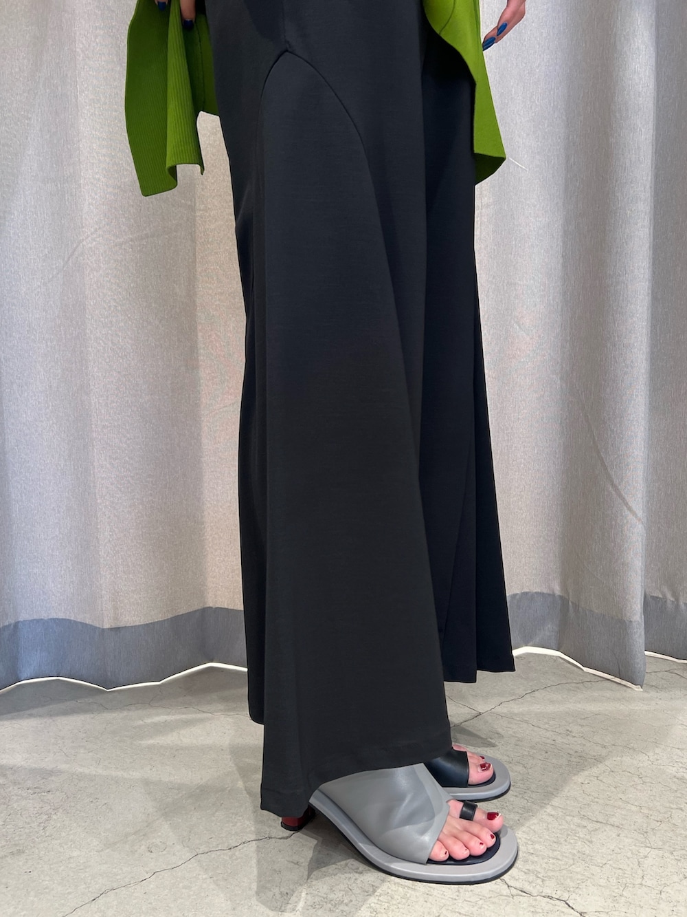 グリーン系のニット/セーター、ブラック系のその他パンツ、その他のサンダルを着用したレディースの春コーディネートの8枚目の写真