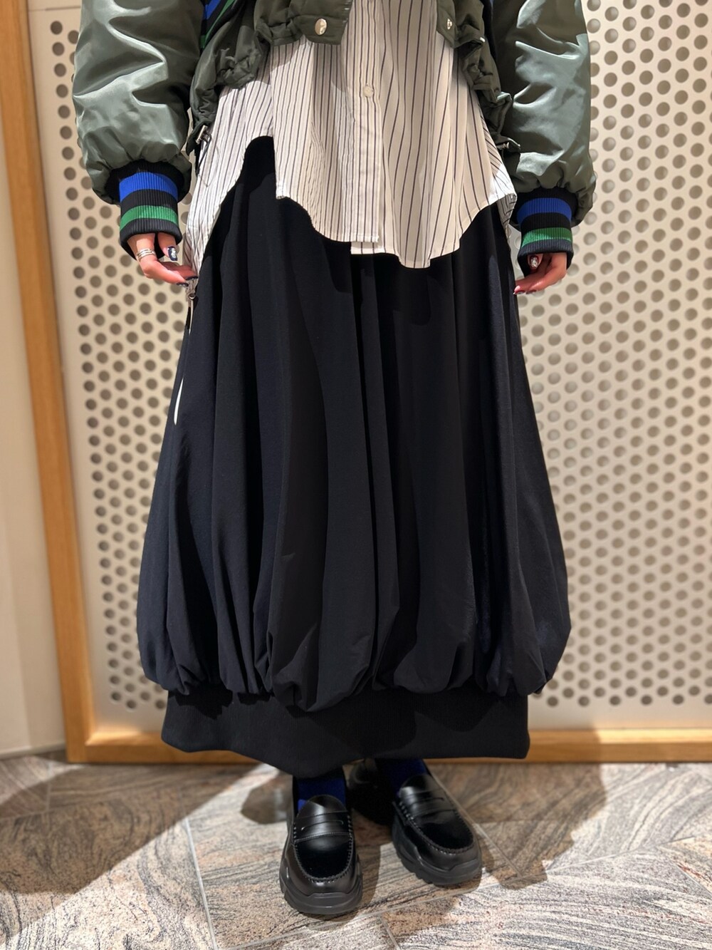 その他のMA-1、その他のシャツ/ブラウス、ブラック系のスカートを着用したレディースの秋コーディネートの6枚目の写真