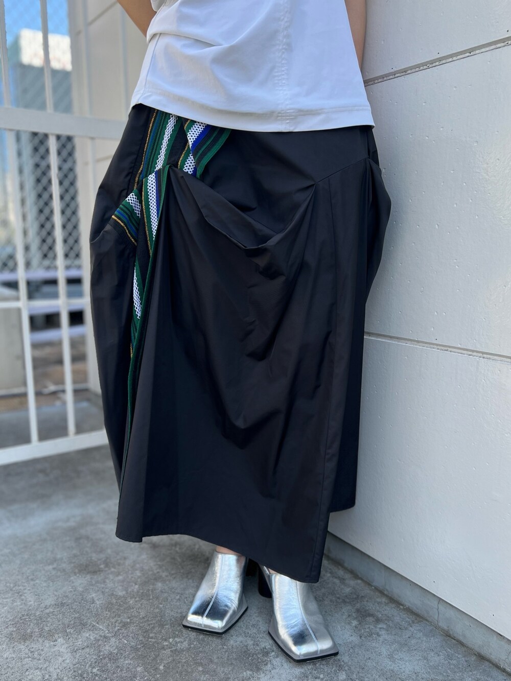 ホワイト系のTシャツ/カットソー、グリーン系のスカート、シルバー系のパンプスを着用したレディースの夏コーディネートの5枚目の写真