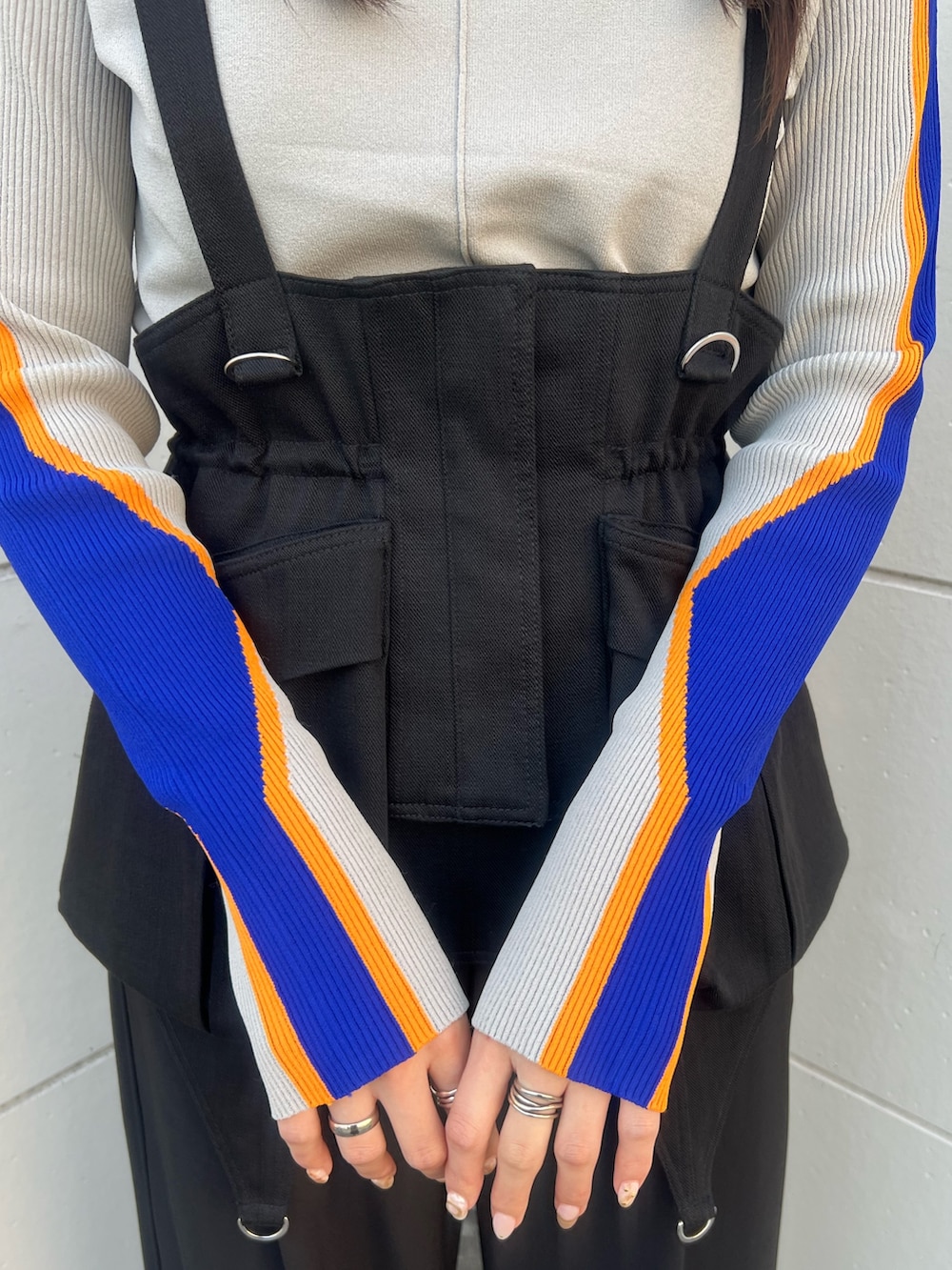 ベージュ系のニット/セーター、ブラック系のその他パンツ、シルバー系のブーツを着用したレディースの冬コーディネートの7枚目の写真