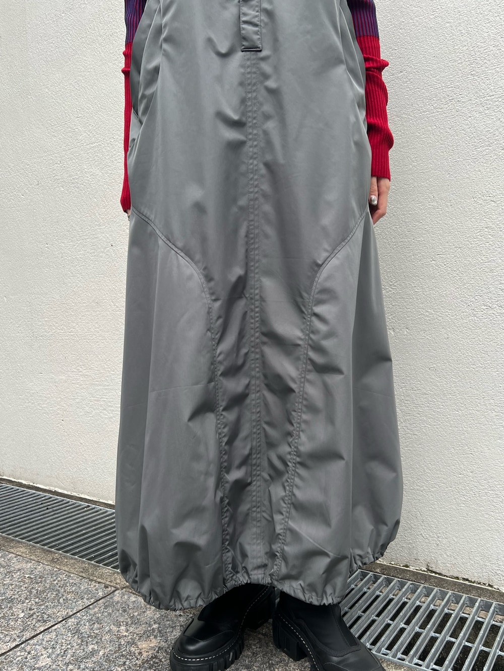 グレー系のワンピース、グレー系のニット/セーター、ブラック系のブーツを着用したレディースの夏コーディネートの8枚目の写真