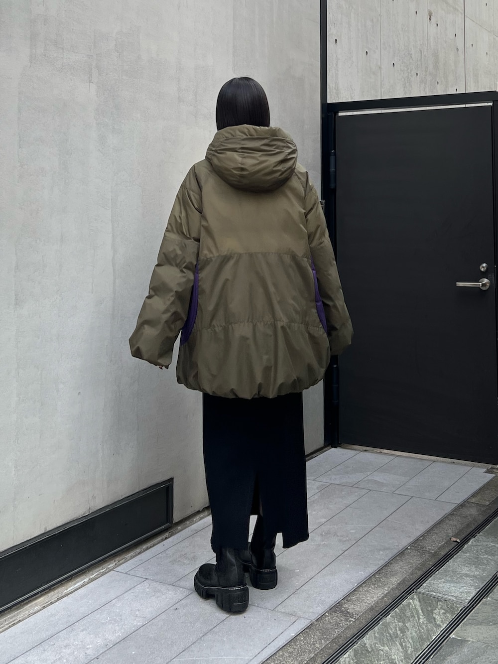 その他のダウンジャケット/コート、ブラック系のワンピース、ブラック系のブーツを着用したレディースの秋コーディネートの3枚目の写真