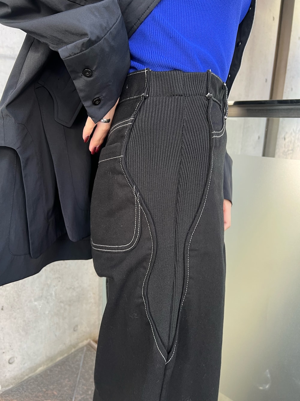 ブラック系のデニムパンツ、ブラック系のシャツ/ブラウス、シルバー系のブーツを着用したレディースの冬コーディネートの7枚目の写真