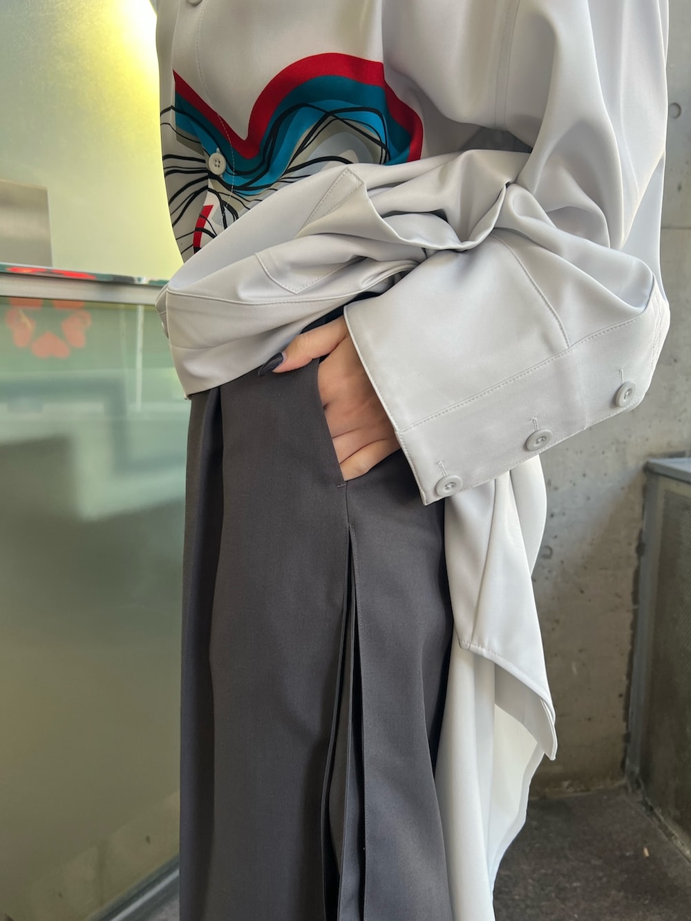 ホワイト系のシャツ/ブラウス、グレー系のその他パンツ、シルバー系のブーツを着用したレディースの冬コーディネートの6枚目の写真