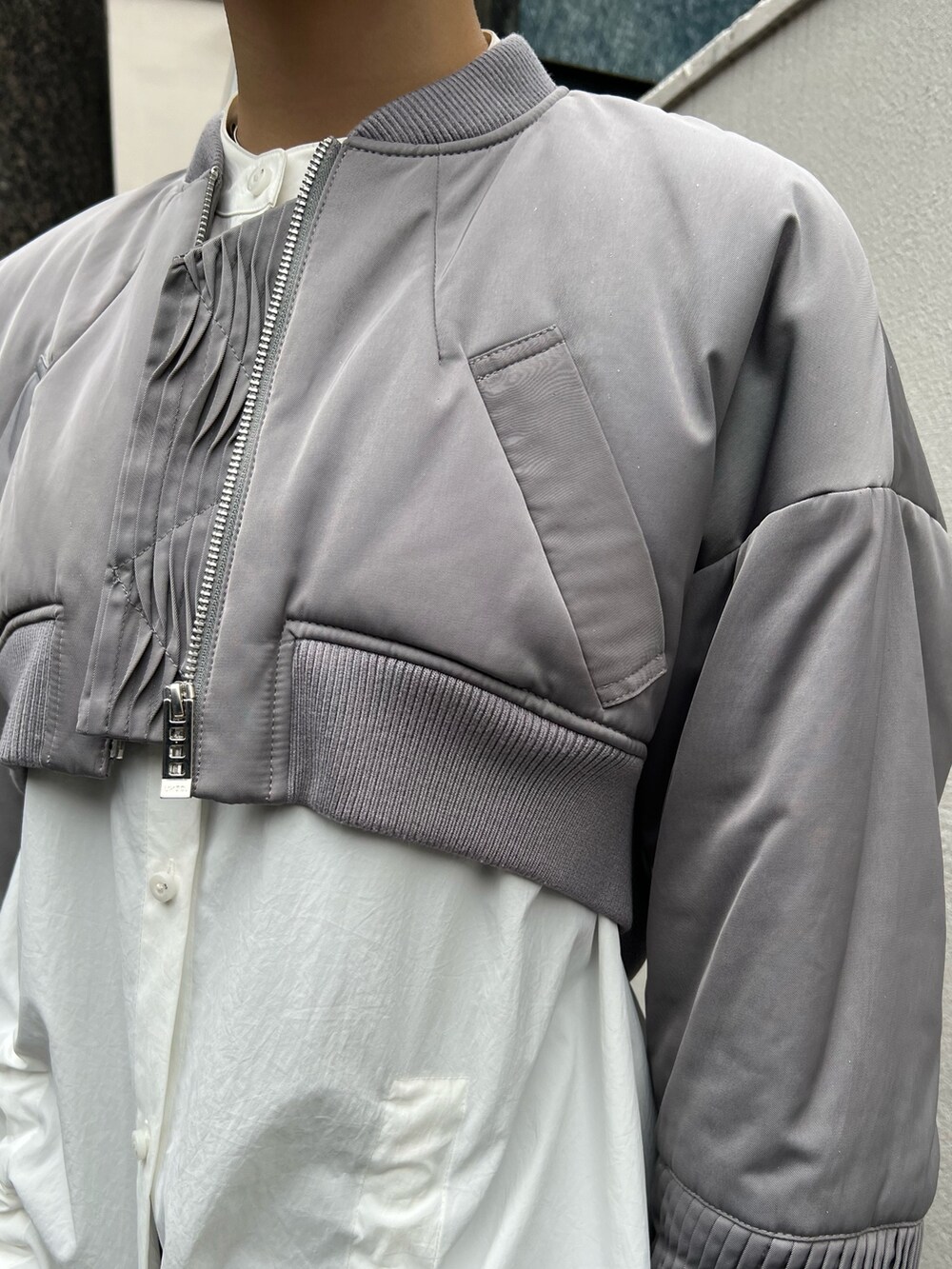 グレー系のブルゾン、ホワイト系のシャツ/ブラウス、ブラック系のその他パンツを着用したレディースの夏コーディネートの5枚目の写真