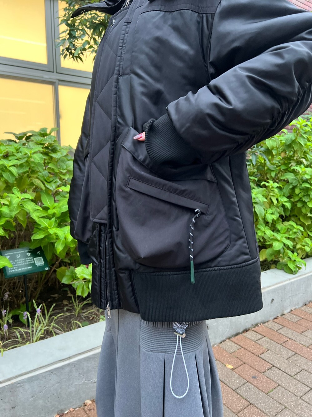 ブラック系のブルゾン、ブラック系のブーツを着用したレディースの秋コーディネートの6枚目の写真