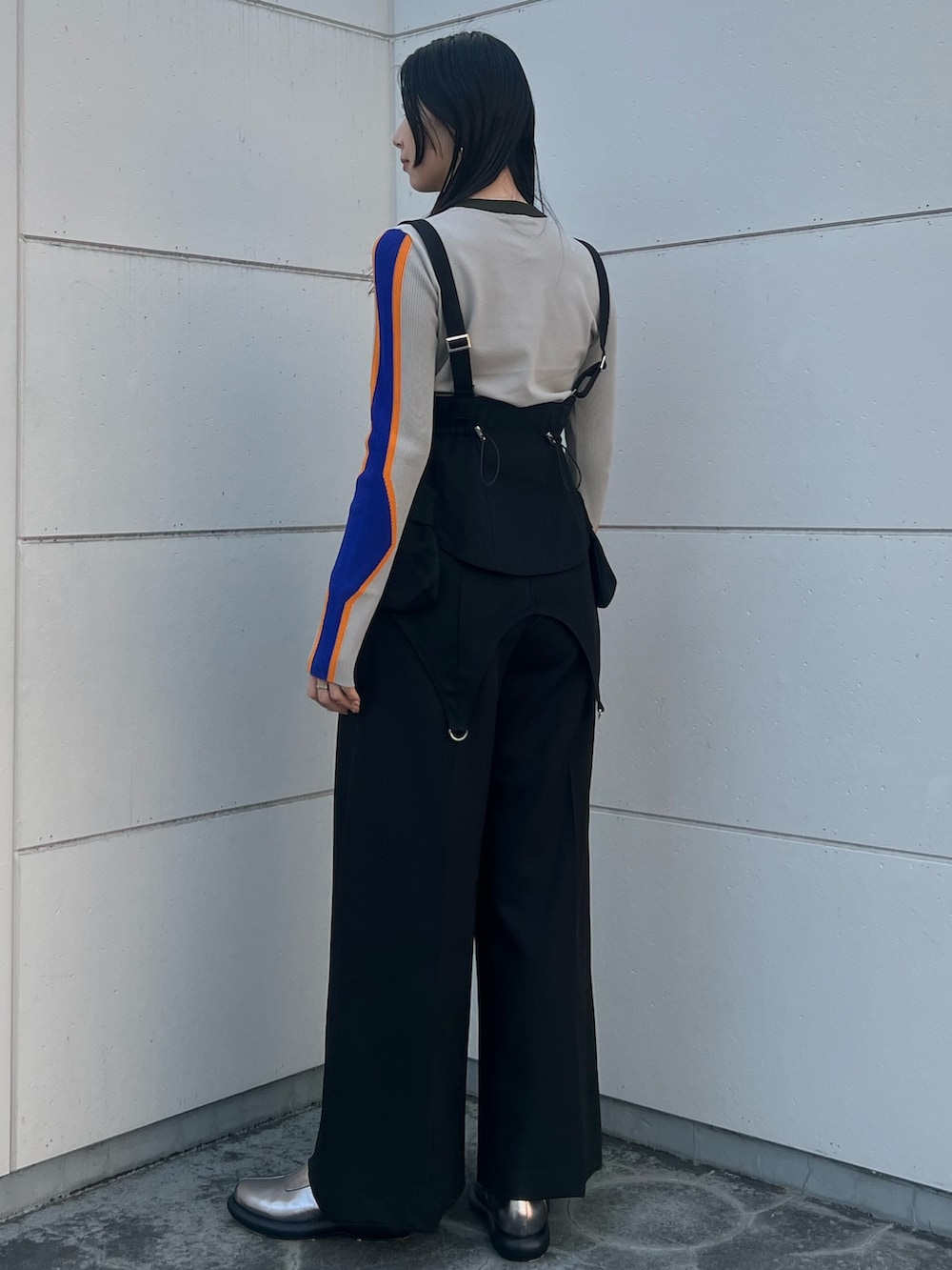 ベージュ系のニット/セーター、ブラック系のその他パンツ、シルバー系のブーツを着用したレディースの冬コーディネートの2枚目の写真