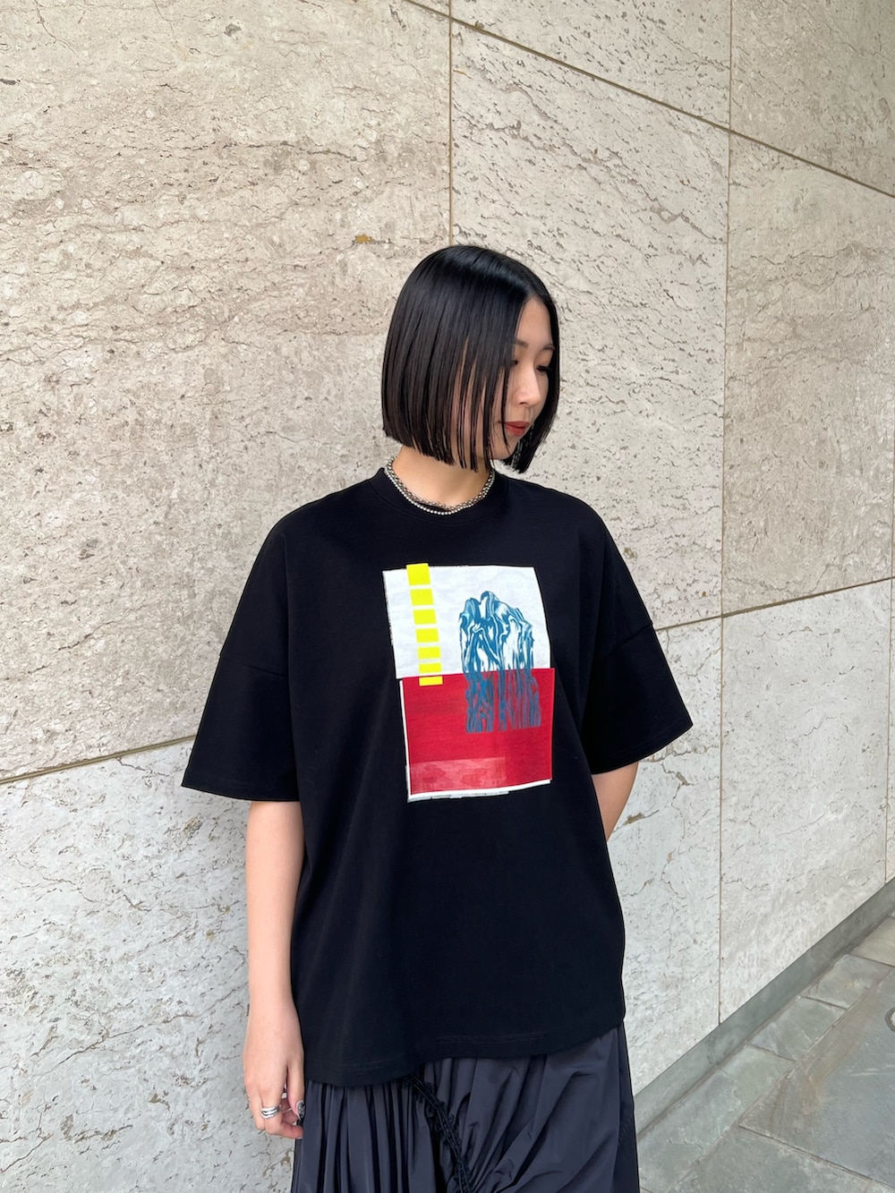 ブラック系のスカート、ブラック系のTシャツ/カットソー、シルバー系のブーツを着用したレディースの冬コーディネートの3枚目の写真