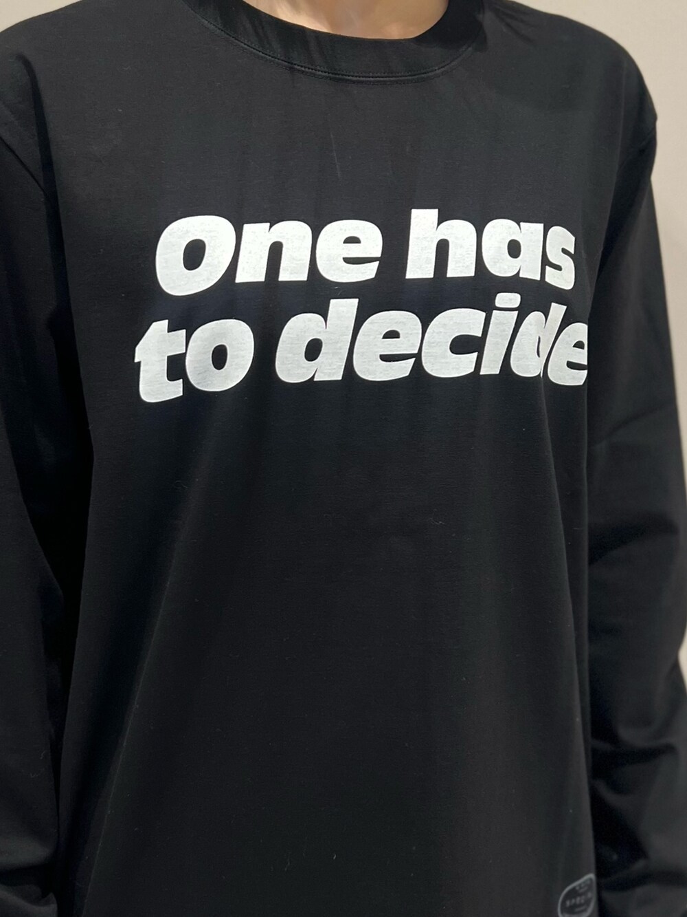 ブラック系のTシャツ/カットソー、ブラック系のショルダーバッグ、ブラック系のブーツを着用したレディースの秋コーディネートの7枚目の写真