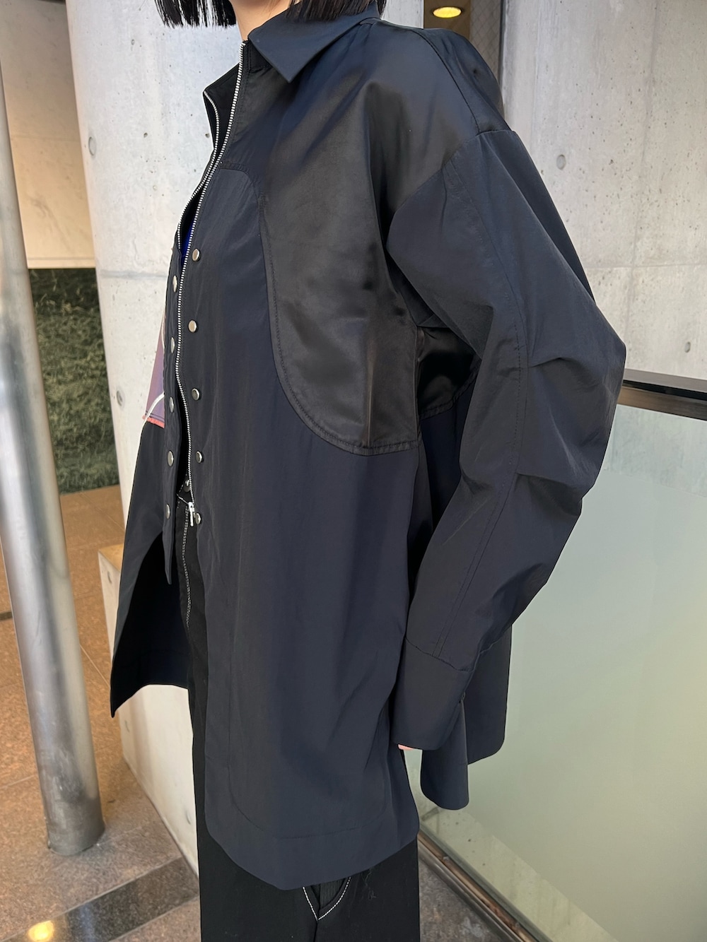 ブラック系のデニムパンツ、ブラック系のシャツ/ブラウス、シルバー系のブーツを着用したレディースの冬コーディネートの5枚目の写真