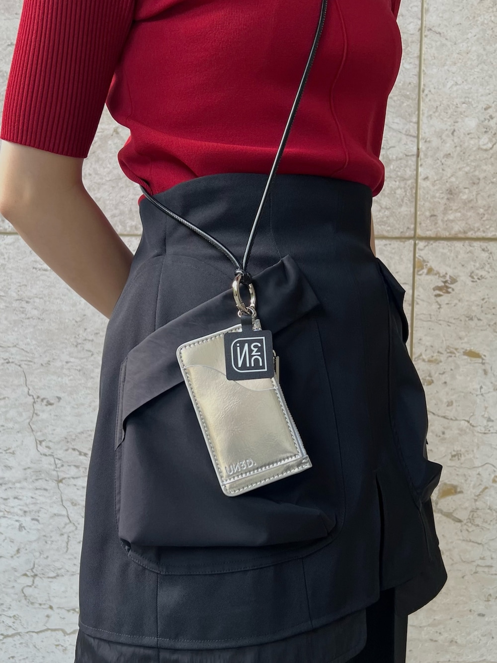 ブラック系のその他パンツ、レッド系のニット/セーター、ブラック系のパンプスを着用したレディースの夏コーディネートの6枚目の写真