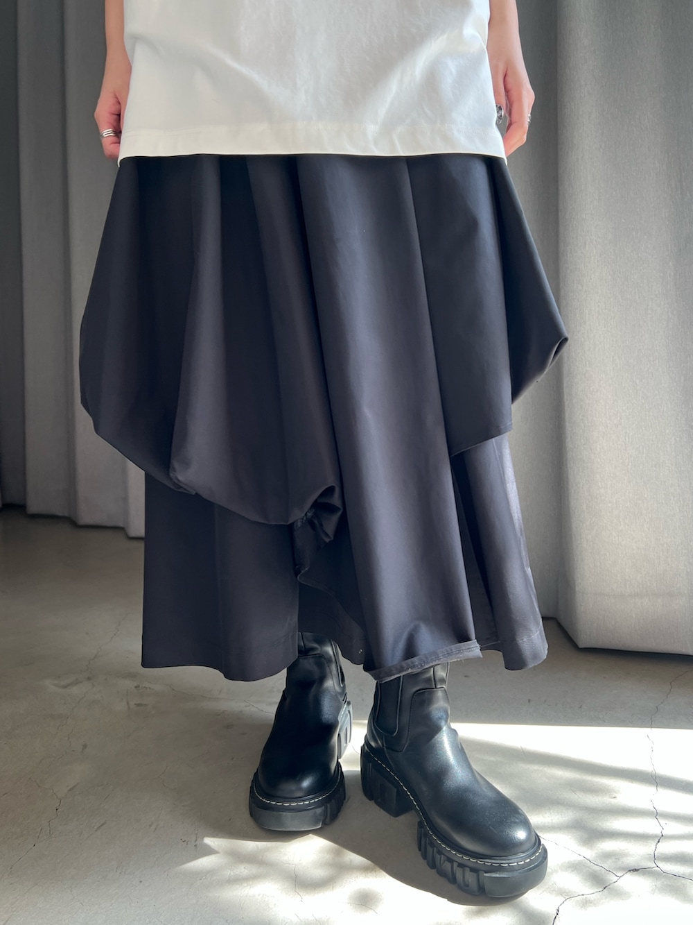 ホワイト系のTシャツ/カットソー、ブラック系のその他パンツ、ブラック系のブーツを着用したレディースの春コーディネートの6枚目の写真