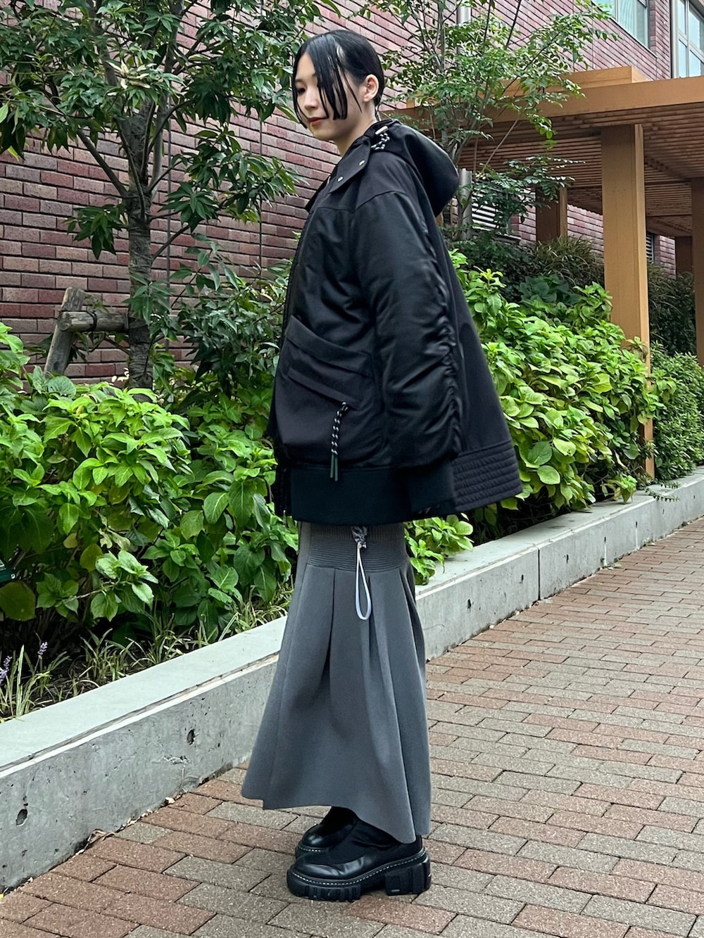 ブラック系のブルゾン、ブラック系のブーツを着用したレディースの秋コーディネートの3枚目の写真