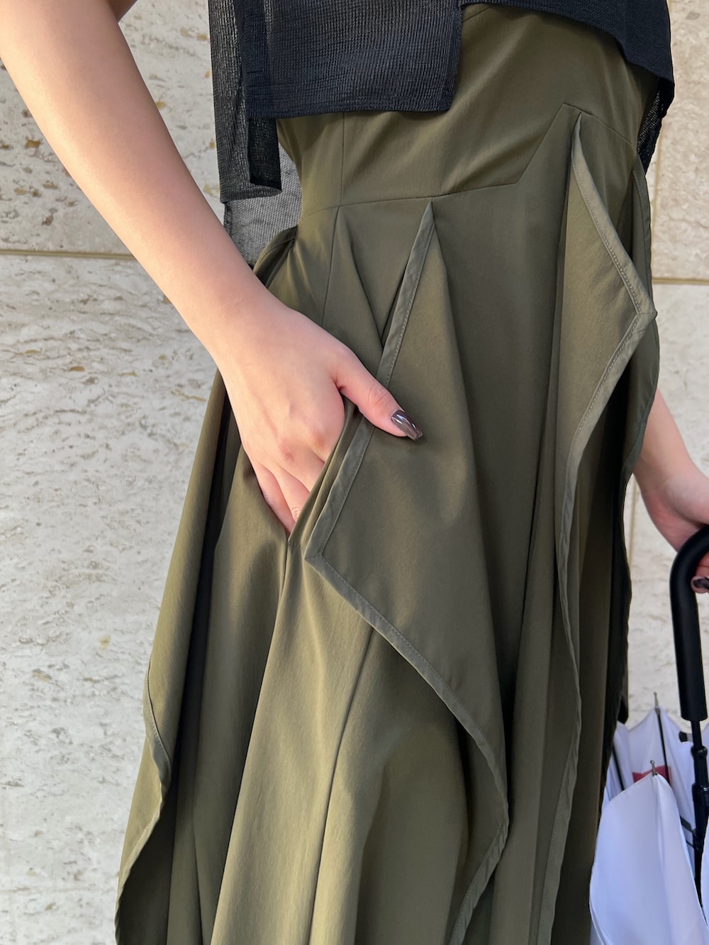 ベージュ系のワンピース、シルバー系のサンダル、ブラック系のニット/セーターを着用したレディースの春コーディネートの5枚目の写真