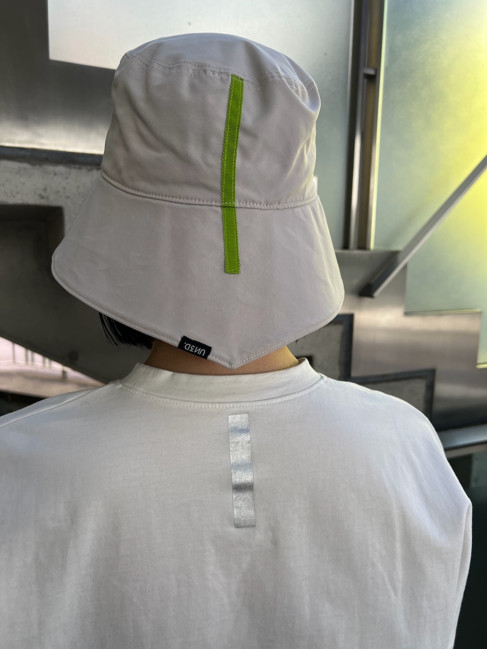 ホワイト系のTシャツ/カットソー、ブラック系のスカート、ブラック系のボディバッグ/ウエストポーチを着用したレディースの春コーディネートの8枚目の写真