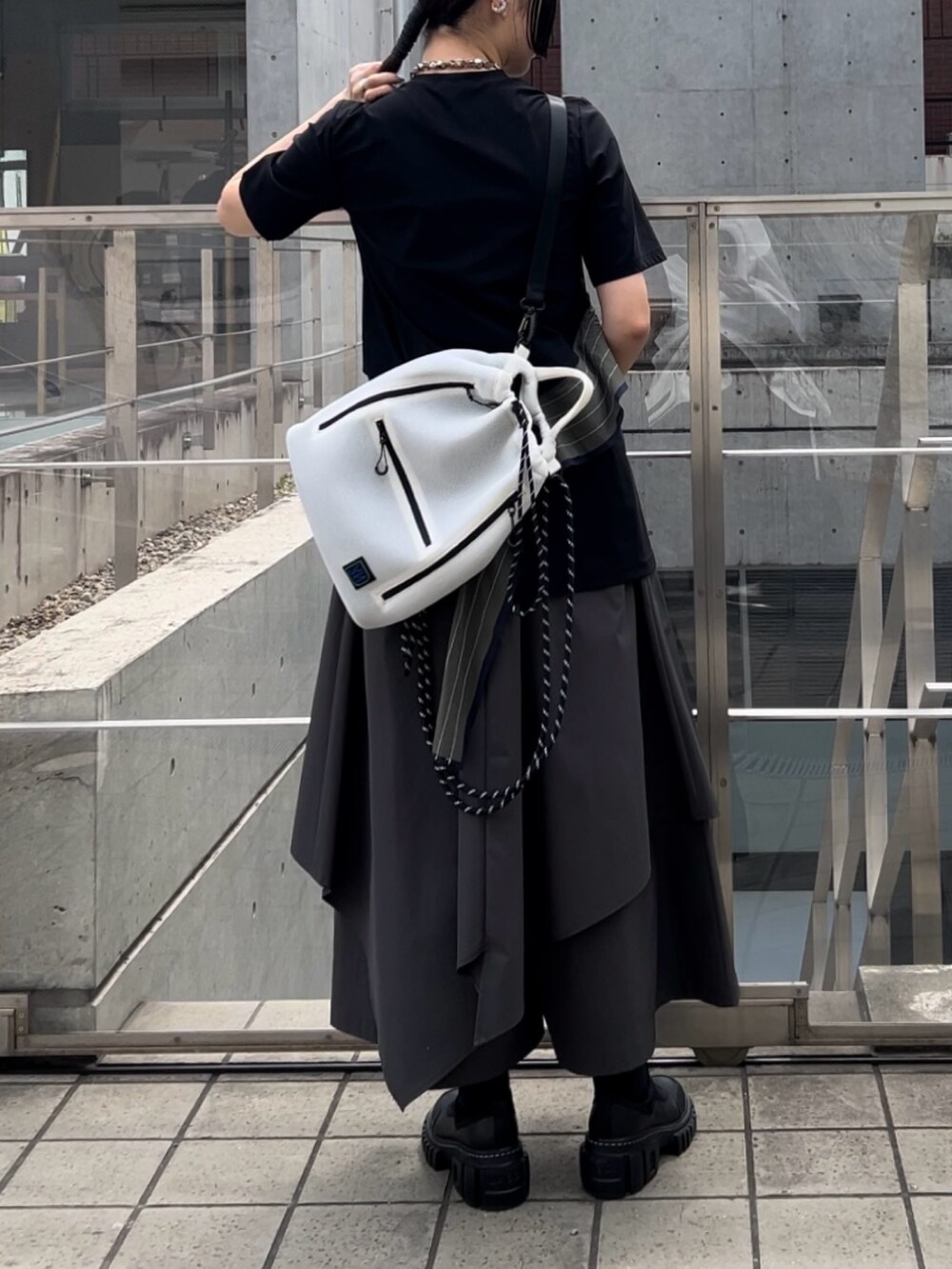 その他のTシャツ/カットソー、ブラック系のブーツ、ホワイト系のバックパック/リュックを着用したレディースの夏コーディネートの4枚目の写真