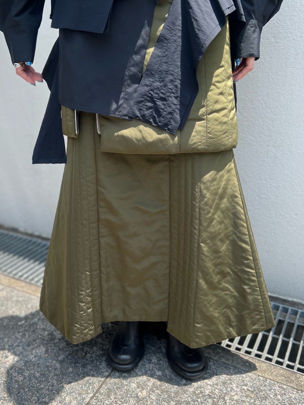 ベージュ系のスカート、ベージュ系のベスト、ブラック系のシャツ/ブラウスを着用したレディースの夏コーディネートの9枚目の写真