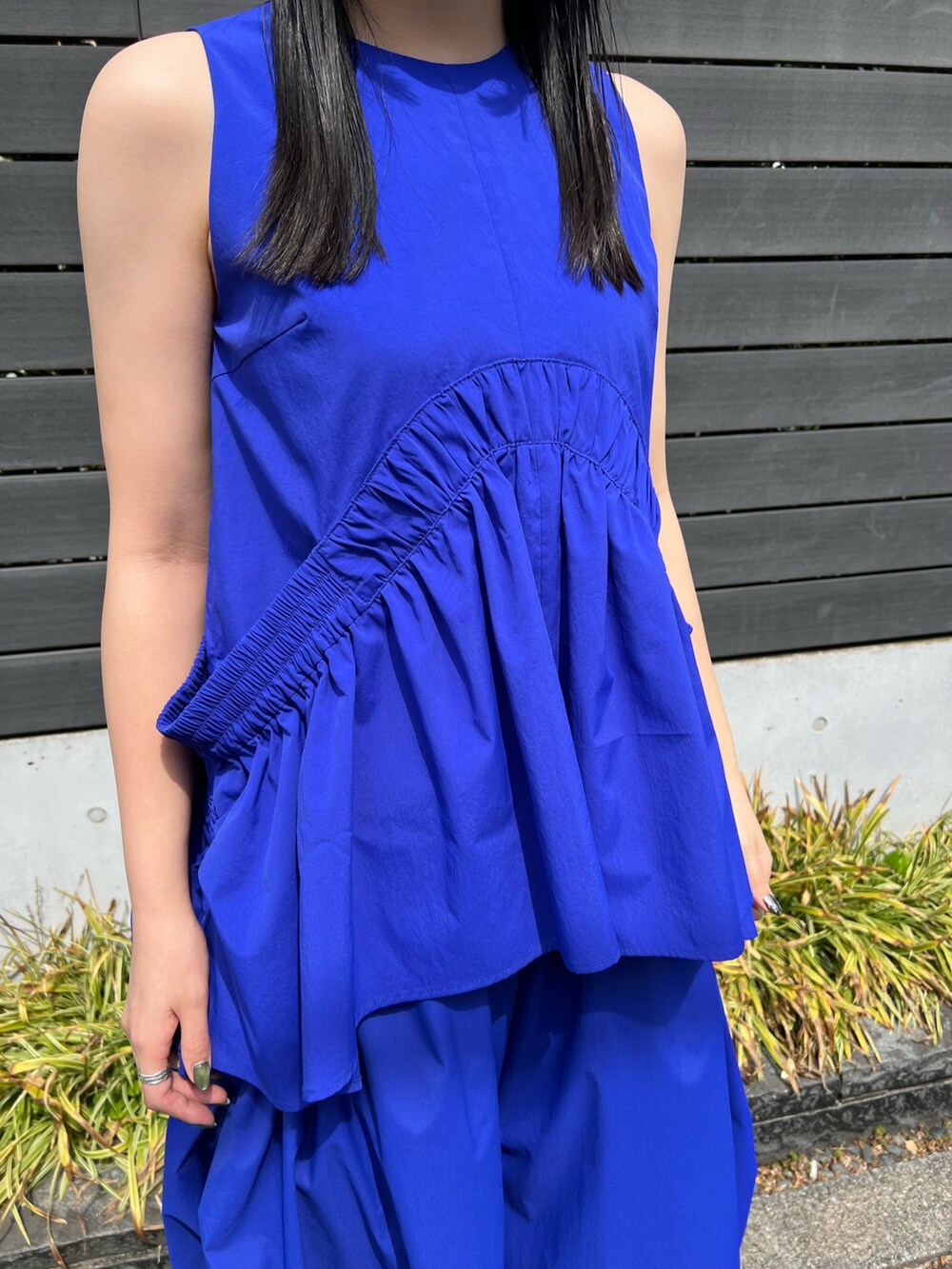 ブルー系のタンクトップ、ブルー系のその他パンツ、ブラック系のサンダルを着用したレディースの春コーディネートの4枚目の写真