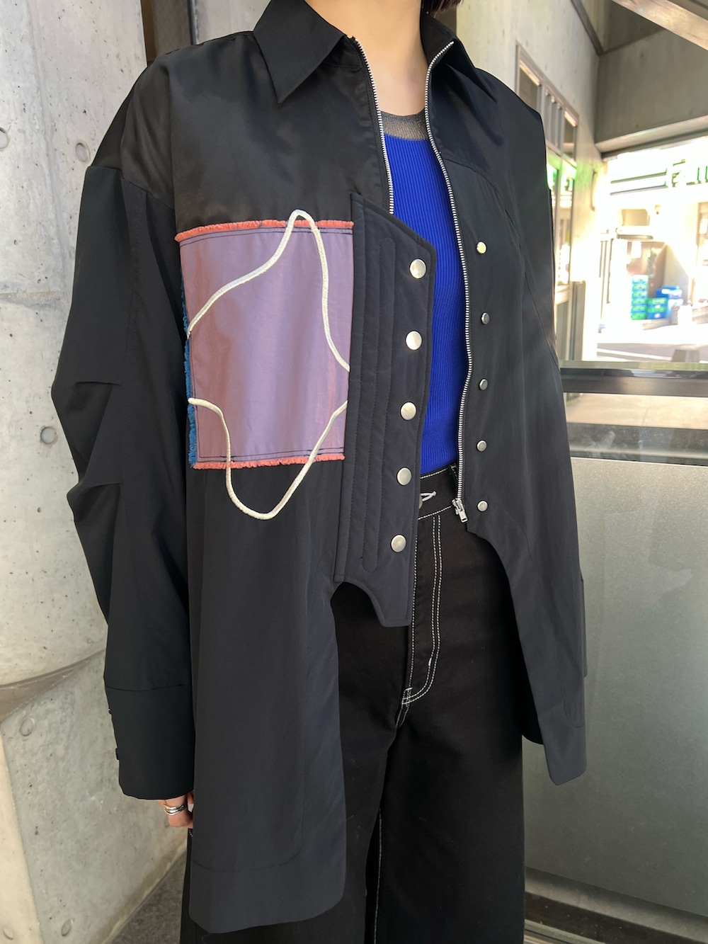 ブラック系のデニムパンツ、ブラック系のシャツ/ブラウス、シルバー系のブーツを着用したレディースの冬コーディネートの4枚目の写真