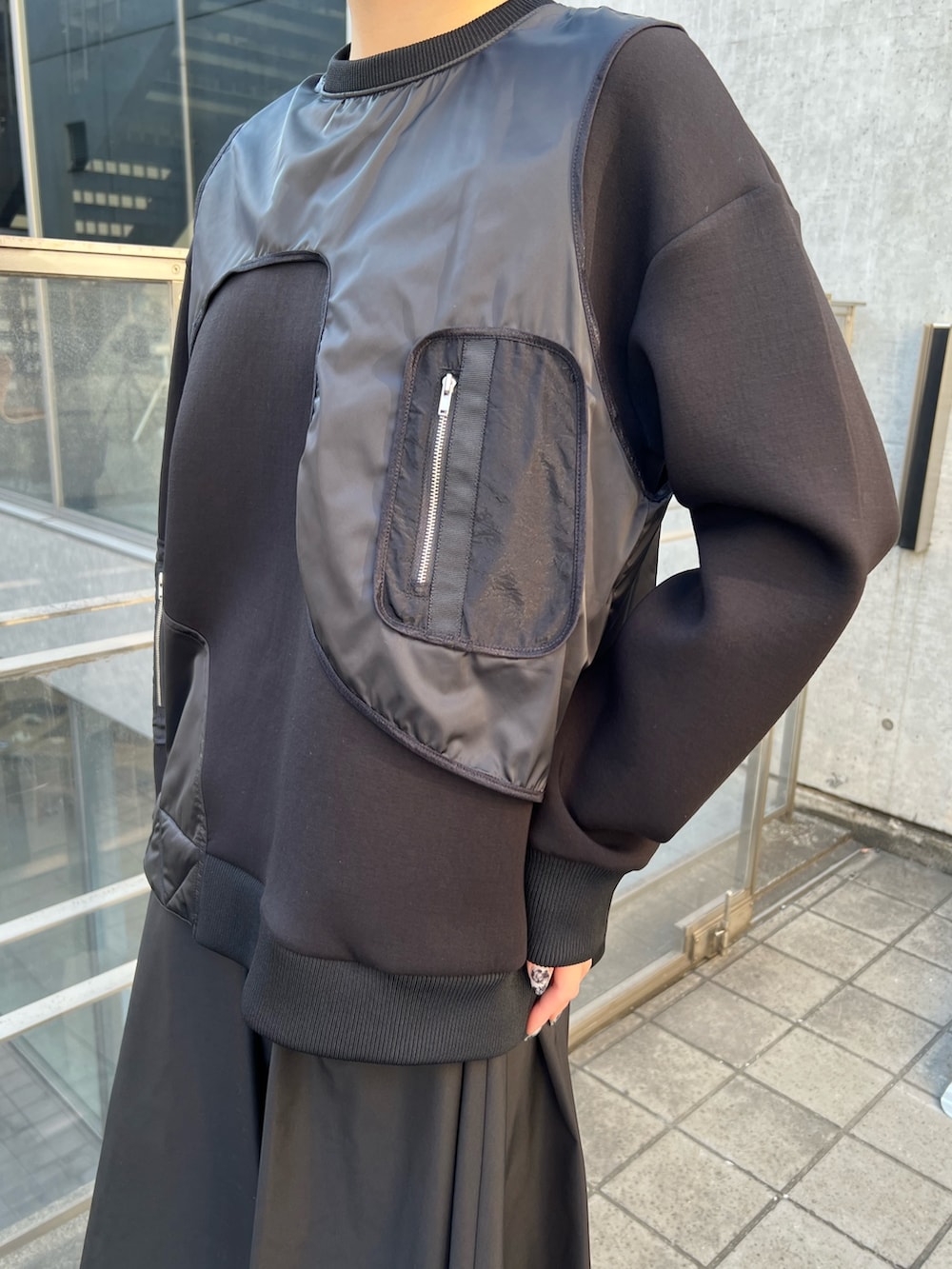 ブラック系のスウェット、ブラック系のその他パンツを着用したレディースの冬コーディネートの4枚目の写真