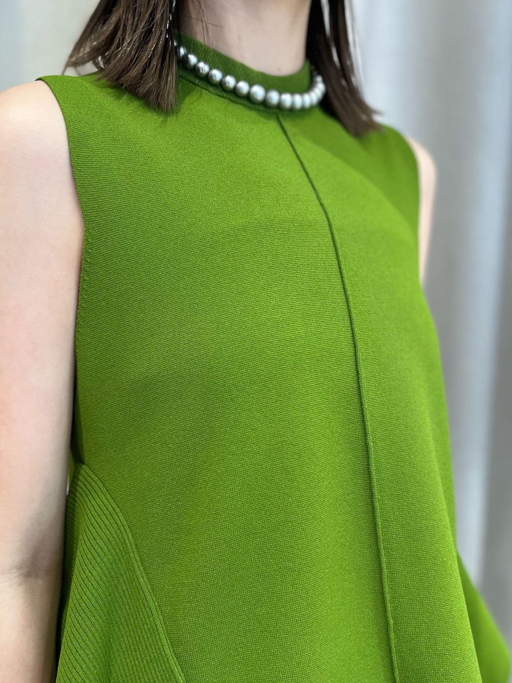 グリーン系のニット/セーター、ブラック系のその他パンツ、その他のサンダルを着用したレディースの春コーディネートの5枚目の写真