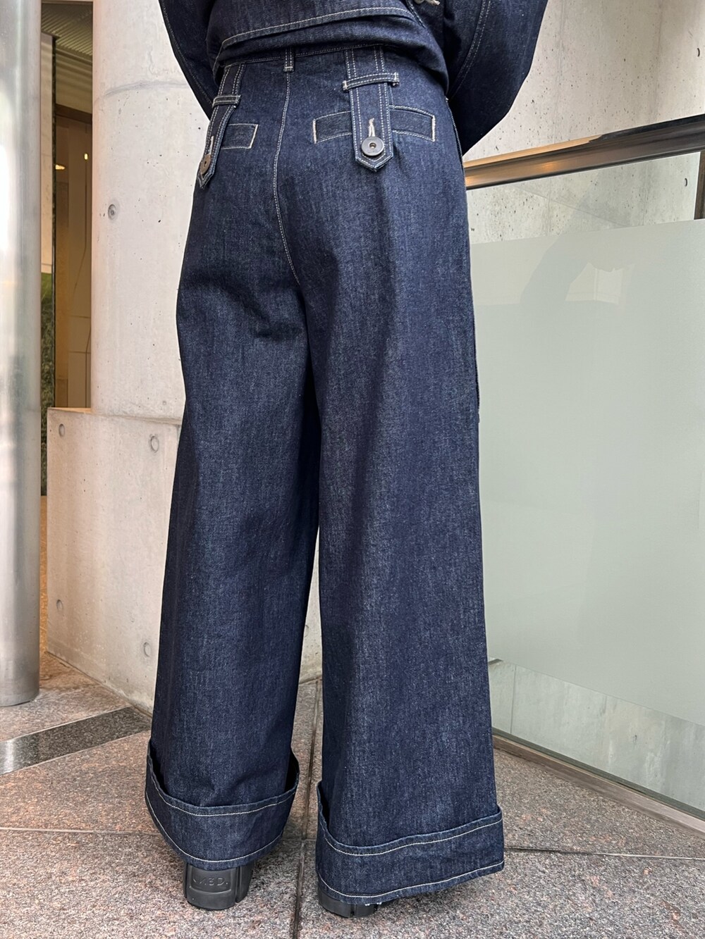 ブルー系のデニムパンツ、ブルー系のデニムジャケット、ブラック系のブーツを着用したレディースの冬コーディネートの7枚目の写真