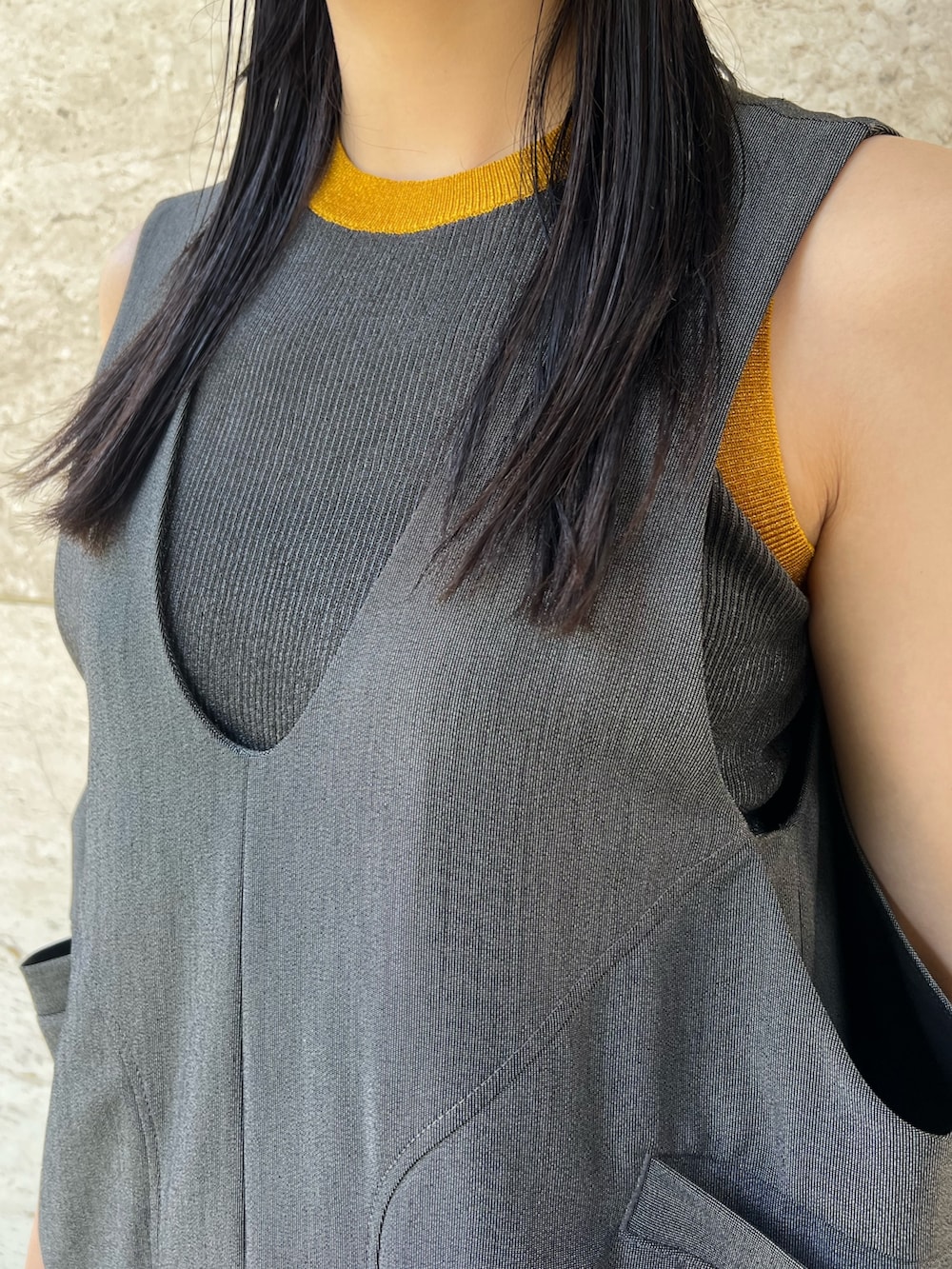グレー系のつなぎ/オールインワン、グレー系のタンクトップ、ブラック系のサンダルを着用したレディースの夏コーディネートの4枚目の写真