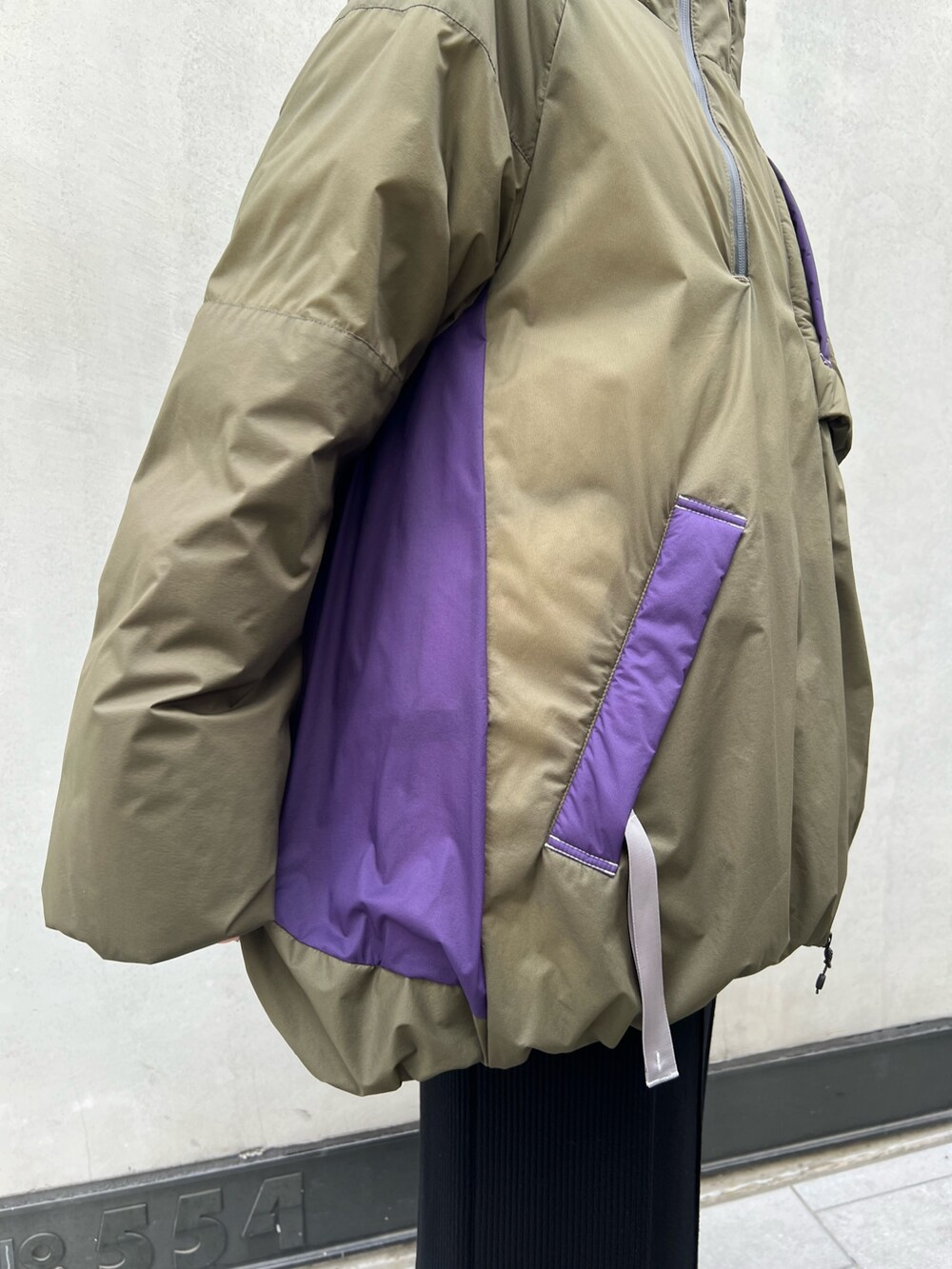 その他のダウンジャケット/コート、ブラック系のワンピース、ブラック系のブーツを着用したレディースの秋コーディネートの7枚目の写真