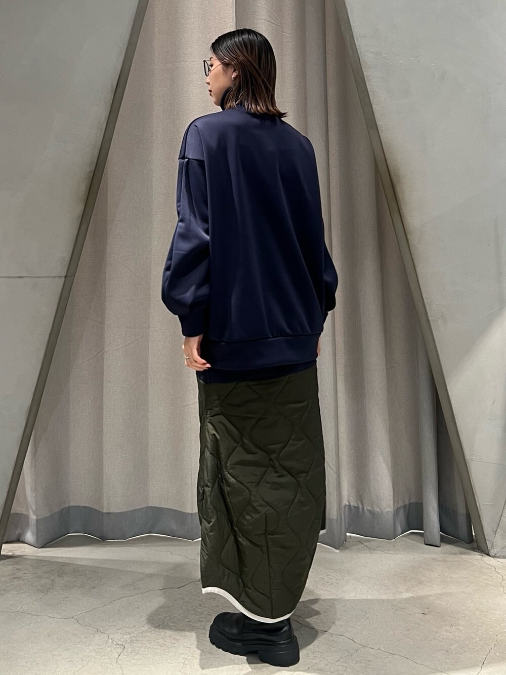 その他のスウェット、その他のスカートを着用したレディースの冬コーディネートの2枚目の写真