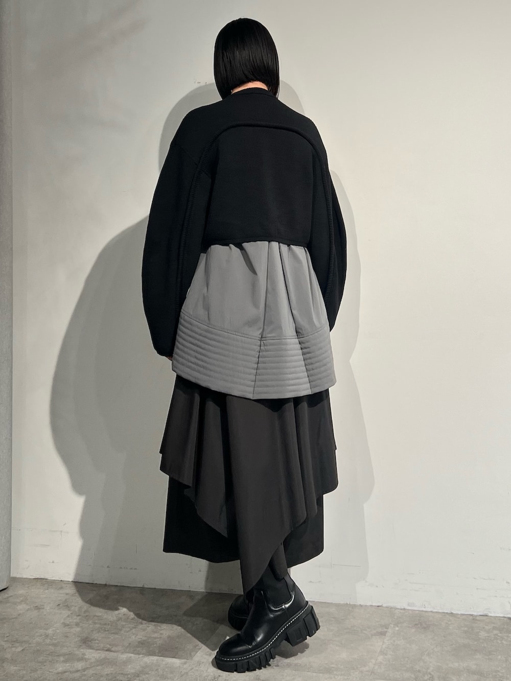 ブラック系のカーディガン/ボレロ、グレー系のシャツ/ブラウス、ブラック系のその他パンツを着用したレディースの冬コーディネートの2枚目の写真