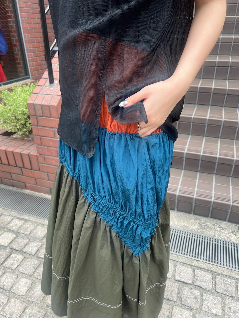 ブラック系のニット/セーター、その他のワンピース、ブラック系のハンドバッグを着用したレディースの春コーディネートの6枚目の写真