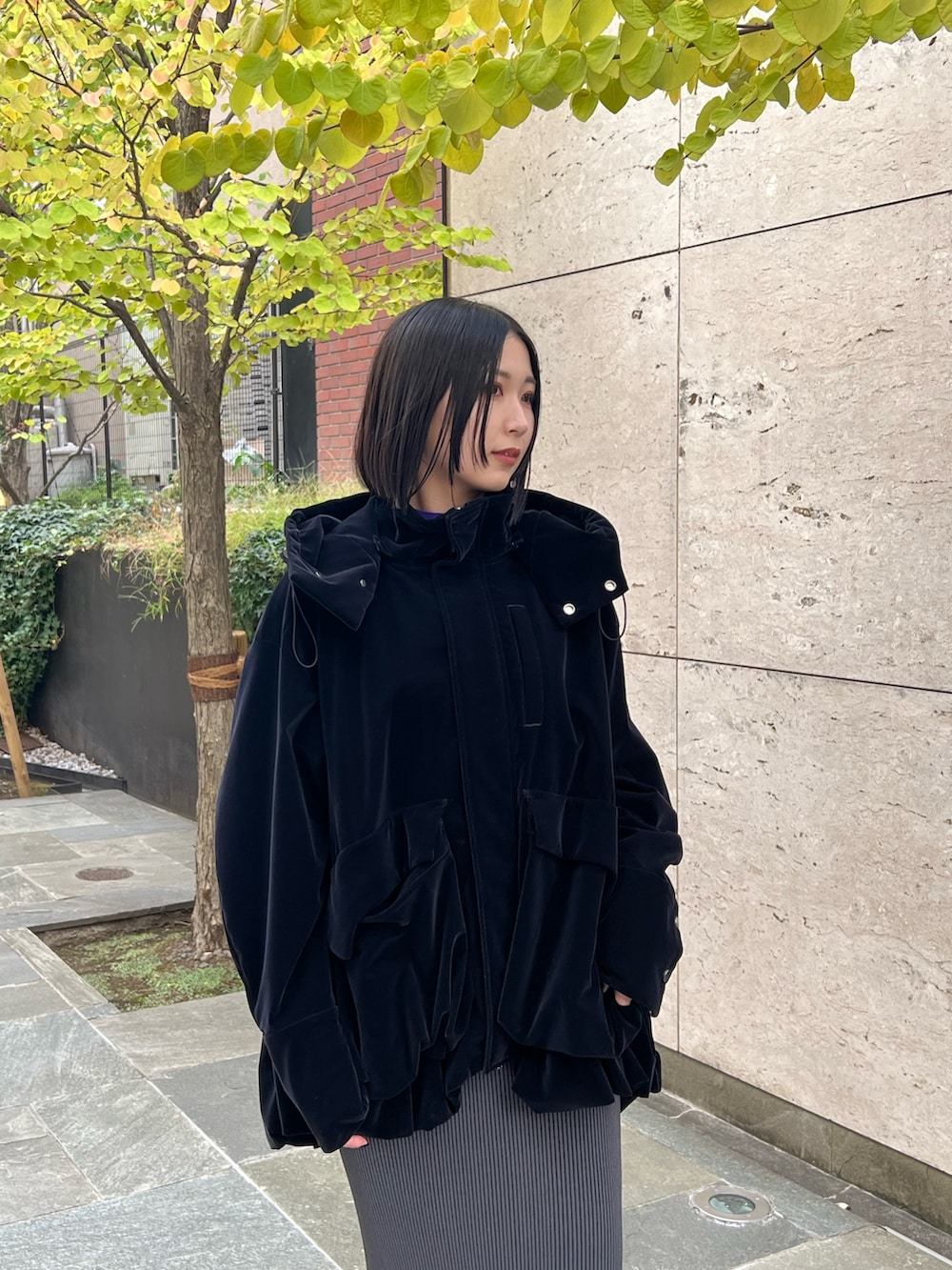 ブラック系のその他アウター、ブラック系のスカート、ブラック系のブーツを着用したレディースの秋コーディネートの4枚目の写真