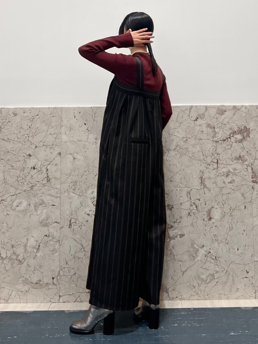 ブラック系のつなぎ/オールインワン、ブラウン系のニット/セーター、シルバー系のブーツを着用したレディースの夏コーディネートの2枚目の写真