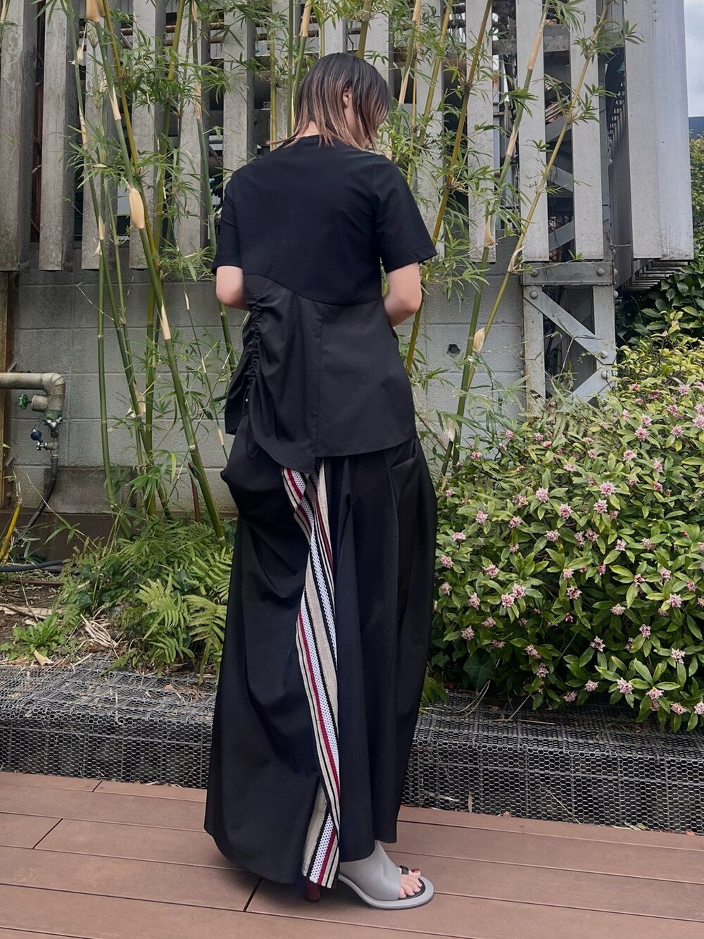 レッド系のTシャツ/カットソー、レッド系のスカート、その他のサンダルを着用したレディースの春コーディネートの2枚目の写真