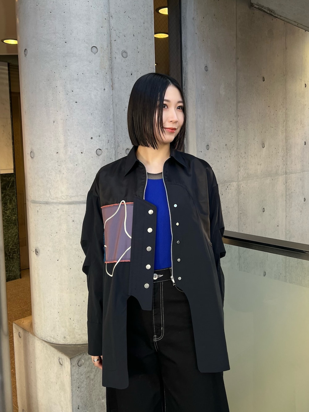 ブラック系のデニムパンツ、ブラック系のシャツ/ブラウス、シルバー系のブーツを着用したレディースの冬コーディネートの3枚目の写真