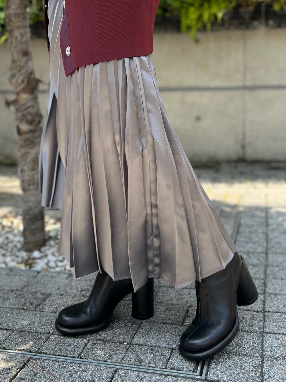 グレー系のスカート、ブラウン系のカーディガン/ボレロ、ブラック系のニット/セーターを着用したレディースの夏コーディネートの6枚目の写真