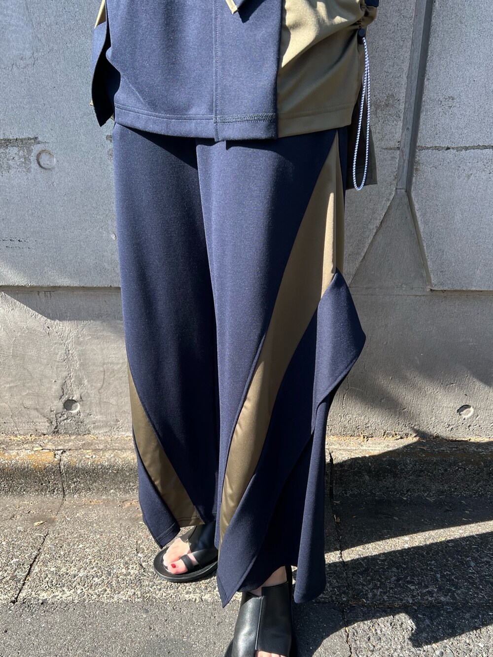 その他のその他パンツ、その他のTシャツ/カットソー、ブラック系のサンダルを着用したレディースの冬コーディネートの5枚目の写真