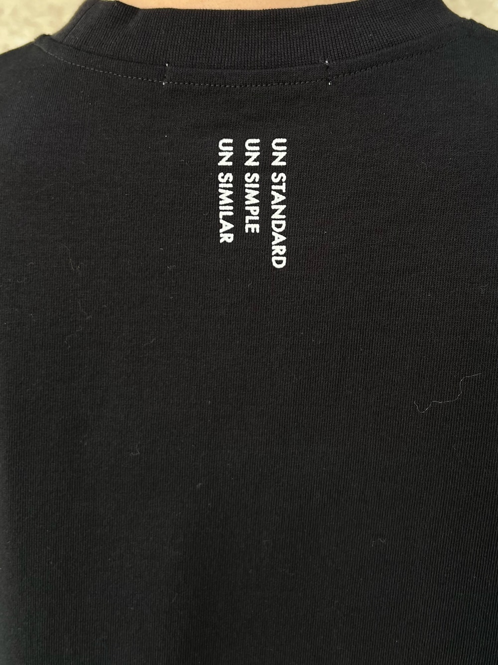 ブラック系のスカート、ブラック系のTシャツ/カットソー、シルバー系のブーツを着用したレディースの冬コーディネートの7枚目の写真