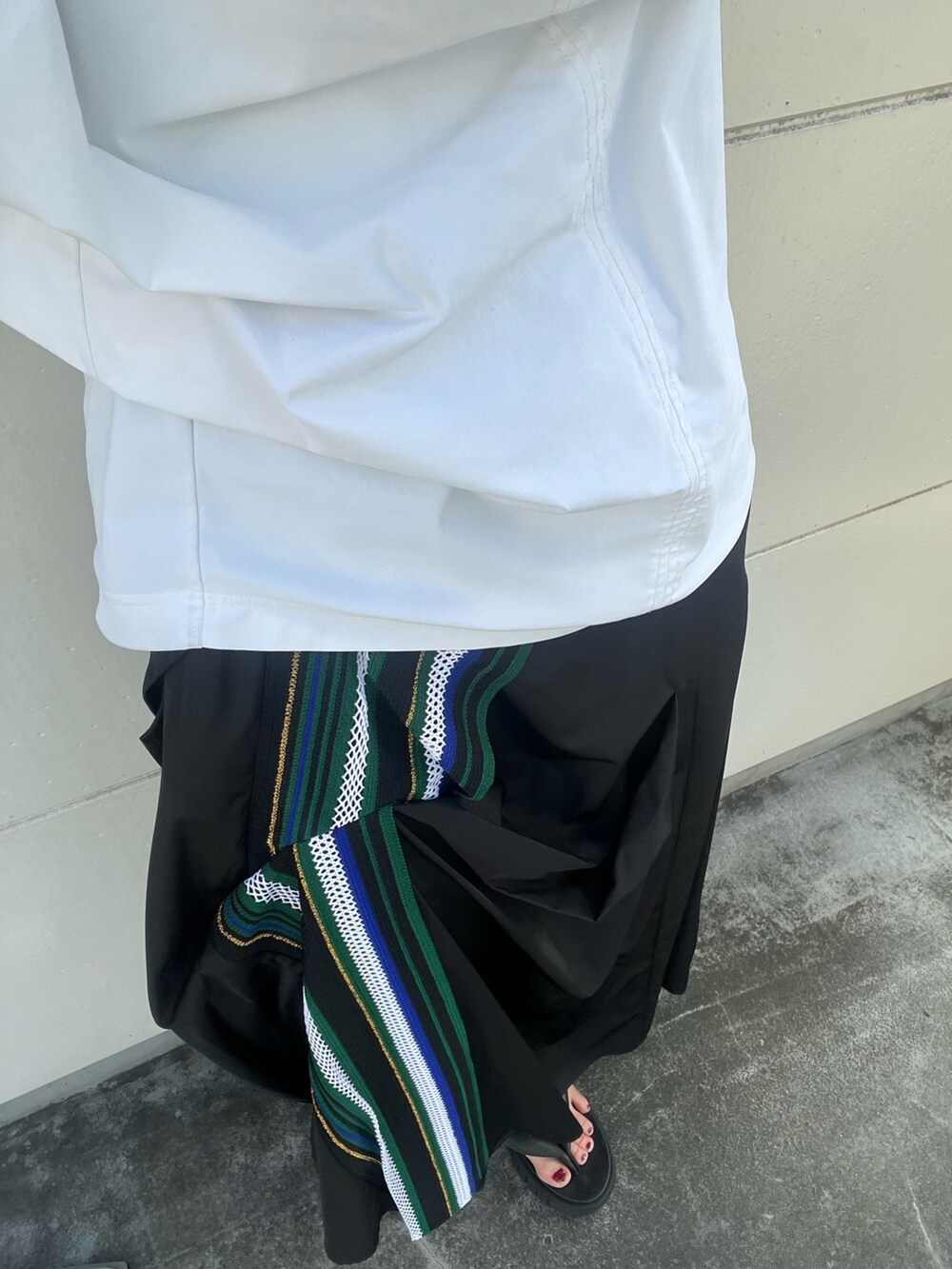 ホワイト系のTシャツ/カットソー、グリーン系のスカート、シルバー系のパンプスを着用したレディースの夏コーディネートの8枚目の写真