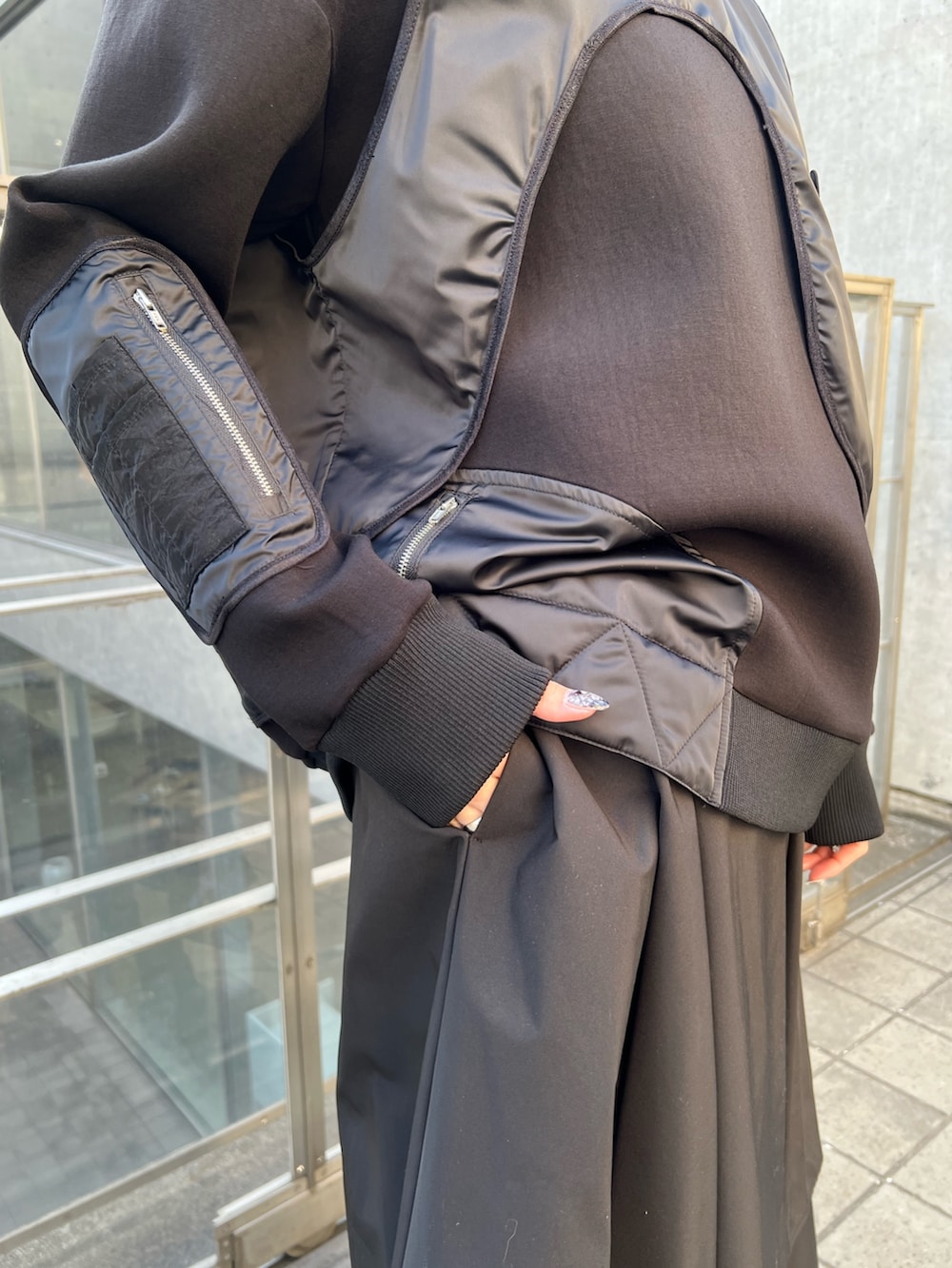 ブラック系のスウェット、ブラック系のその他パンツを着用したレディースの冬コーディネートの7枚目の写真