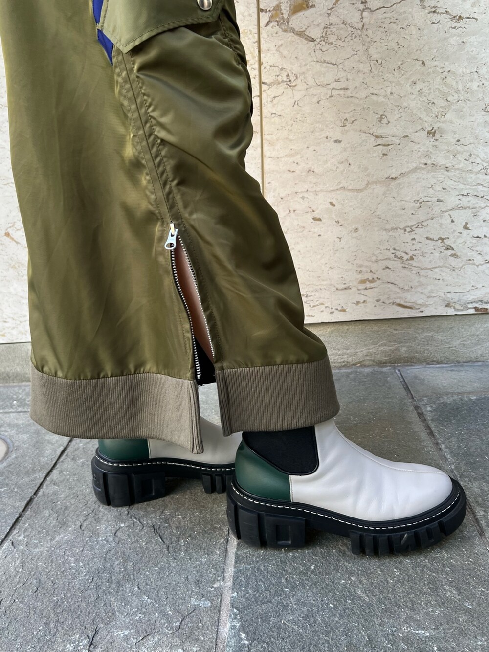 グレー系のニット/セーター、ホワイト系のシャツ/ブラウス、ブルー系のスカートを着用したレディースの秋コーディネートの8枚目の写真