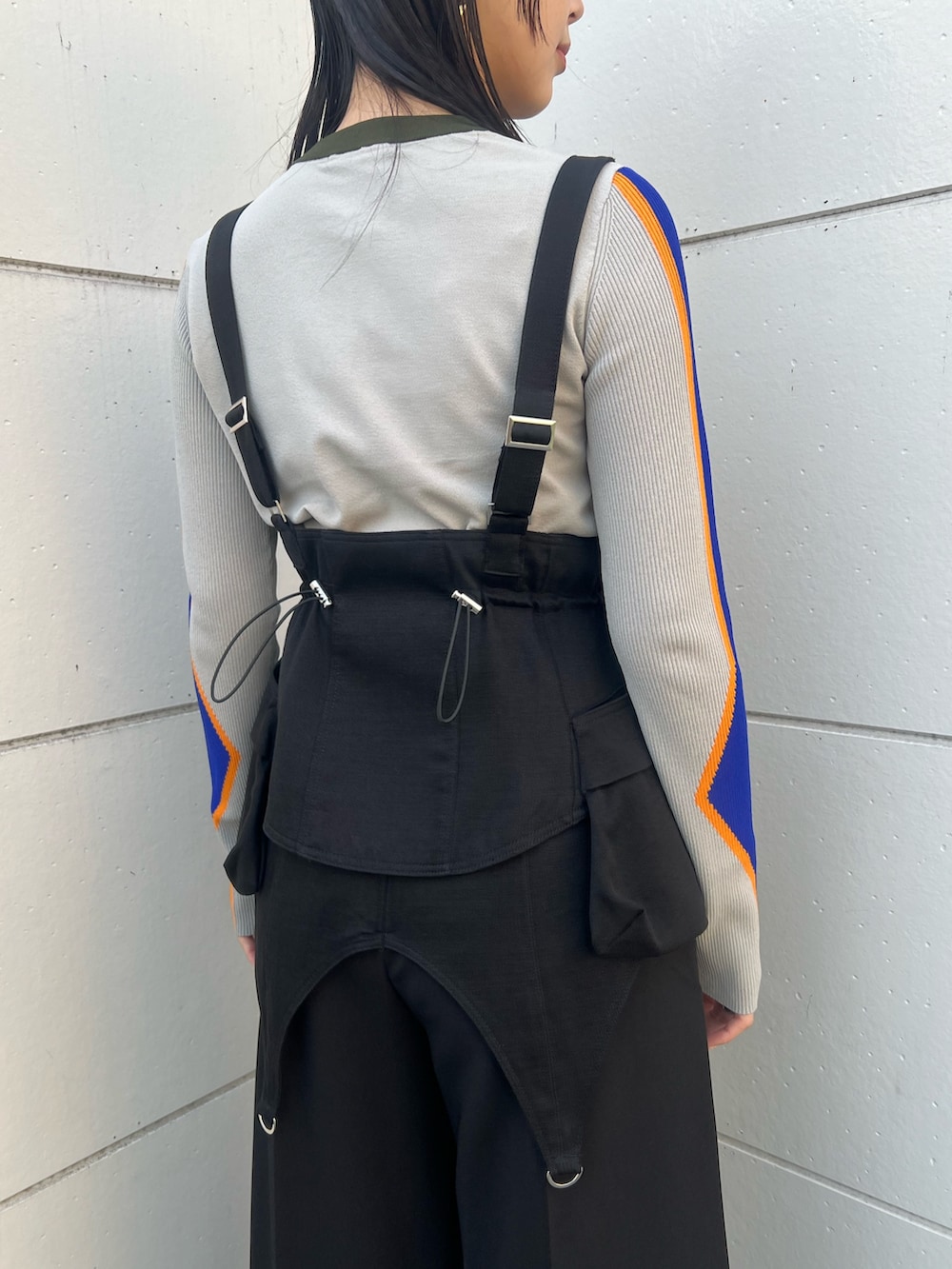 ベージュ系のニット/セーター、ブラック系のその他パンツ、シルバー系のブーツを着用したレディースの冬コーディネートの5枚目の写真