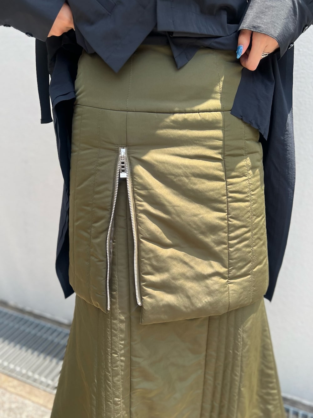 ベージュ系のスカート、ベージュ系のベスト、ブラック系のシャツ/ブラウスを着用したレディースの夏コーディネートの8枚目の写真
