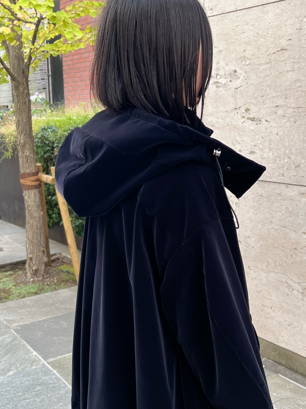 ブラック系のその他アウター、ブラック系のスカート、ブラック系のブーツを着用したレディースの秋コーディネートの6枚目の写真